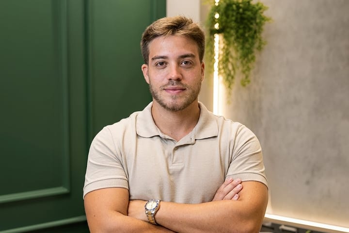 Dr. Paulo De Lucca, especialista em Implantodontia, na área cirúrgica
