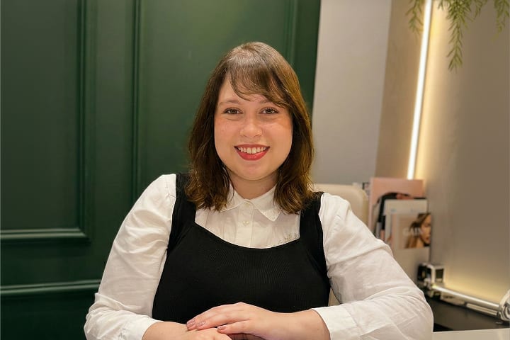 Dra. Raquel Azevedo, especialista em DTM e Dor Orofacial, no atendimento