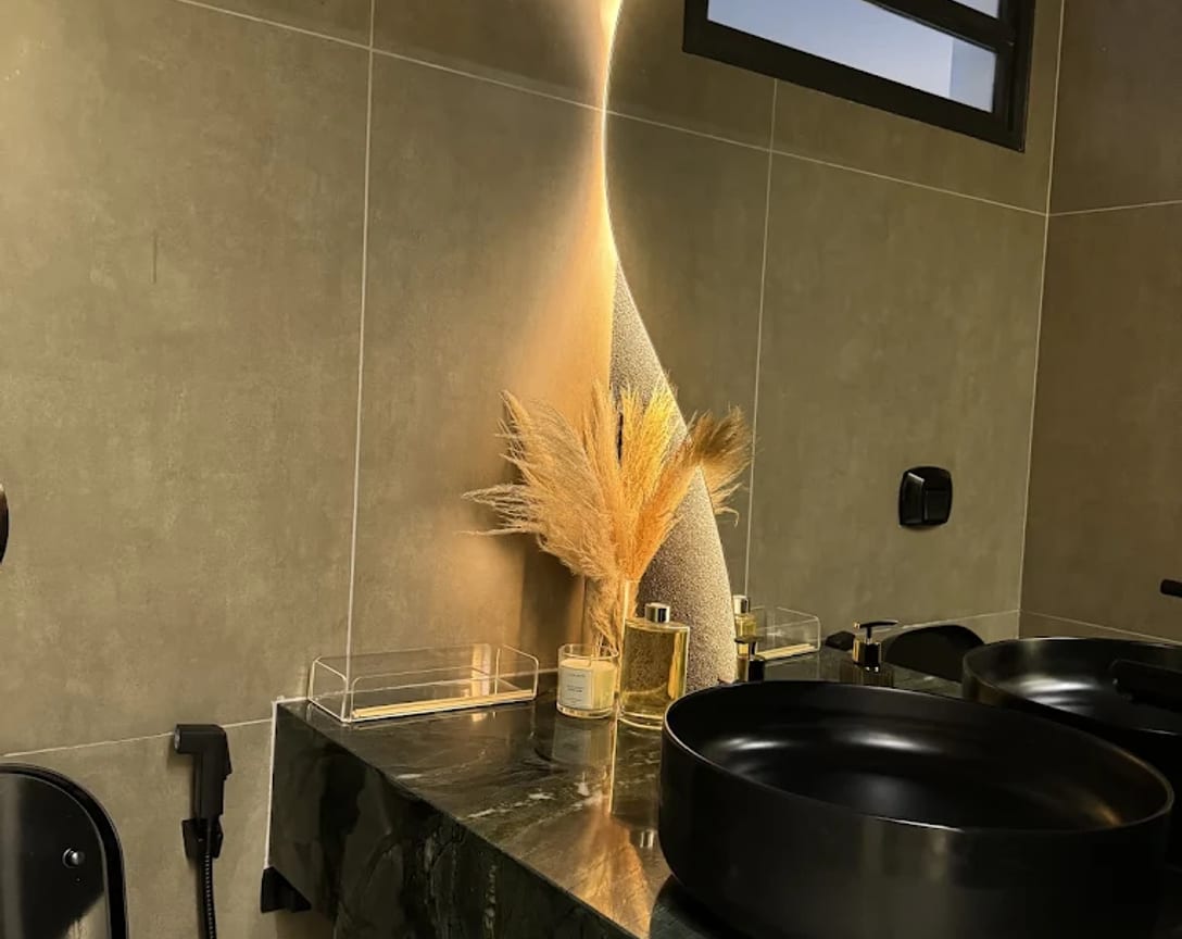 Lavabo da Clínica Boone, com acabamento em pedra e metais dourados