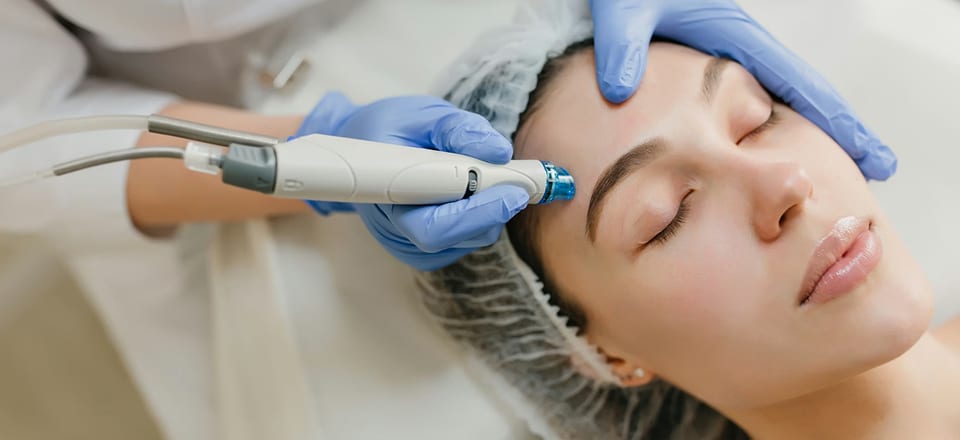 Paciente recebendo procedimento facial com equipamento de ponteira